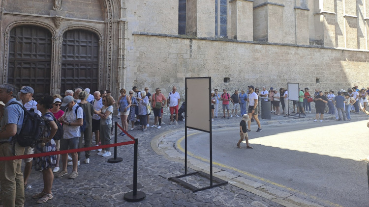 Turistes fent coa per entrar a la Seu de Palma