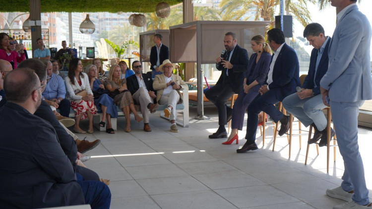 Marga Prohens i (a la seva dreta) Gabriel Escarrer, a l'acte a Magaluf (Foto Europa Press) 