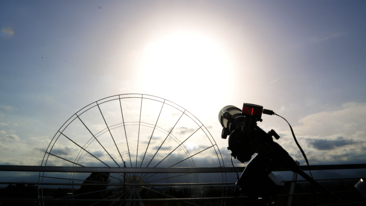 Proves per al dia de l'eclipsi a Tortosa. Un telescopi a la terrassa de la URV i la roda de fira al davant // ACN /ANNA FERRÀS