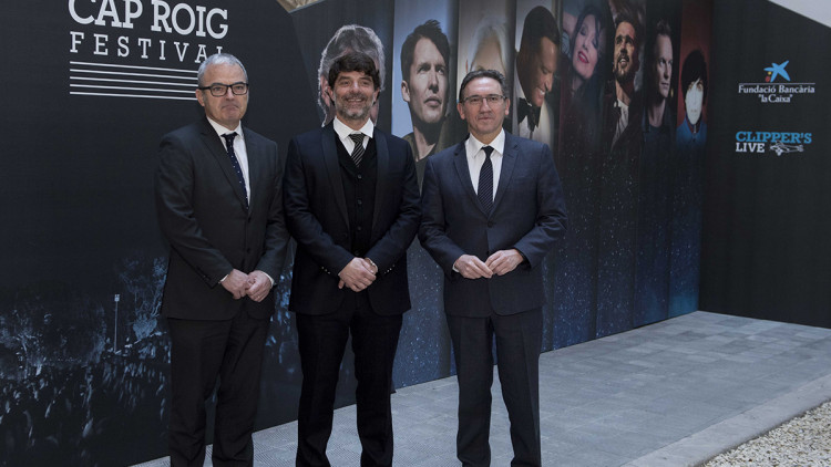 La presentació del cartell s’ha celebrat al Palau Macaya de “la Caixa”. D’esquerra a dreta, el director del Palau Macaya i els Jardins de Cap Roig, Josep Ollé;  el president de la promotora Clipper ‘s Live, Juli Guiu, també director del festival ; i el director general de la Fundació Bancària la Caixa, Jaume Giró.