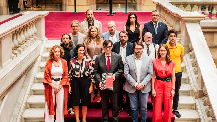 Estampa del pacte pressupostari amb el president Salvador Illa, representants d'ERC i els Comuns, així com els agents socials| Parlament de Catalunya