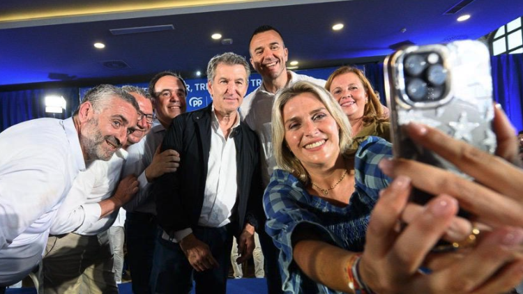 La presidenta del PP de Castelló, Marta Barrachina, es fotografia amb Feijóo, Pérez Llorca, Vicente Mompó i més dirigents del partit el 20 de juny a Sueca.. Europa Press