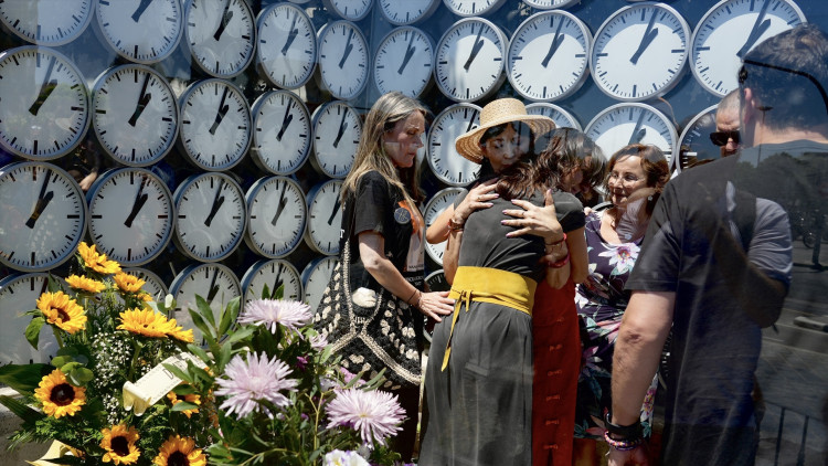 Les víctimes de la dana abracen a familiars dels damnificats per l'accident del metro de València a l'homenatge| Europa Press