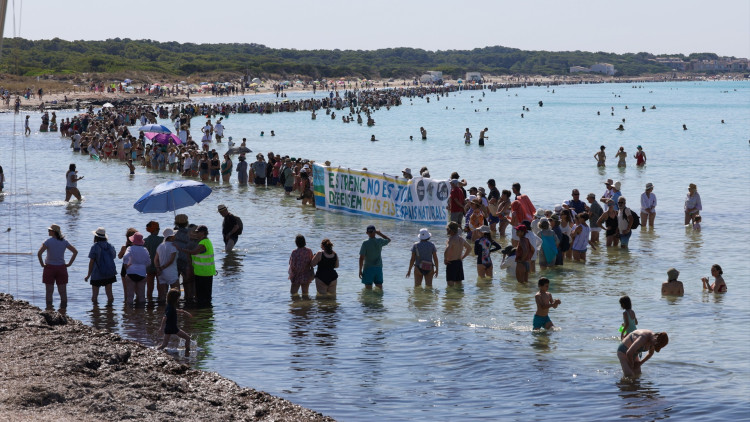 La cadena humana a Es Trenc (Foto Europa Press)