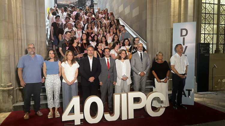 Foto de família dels professora de català de les 40 Jornades Internacional, amb el conseller F.X. Vila i la presidenta del Ramon Llull, Anna Guitart, entre d'altres representants institucionals. ÀLEX MILIAN
