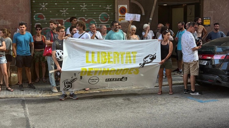 Protesta davant dels jutjats quan hi eren les dues detingudes ( Foto Europa Press)