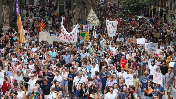 Estampa de la multitudinària marxa a Palma contra la saturació del turisme| Europa Press