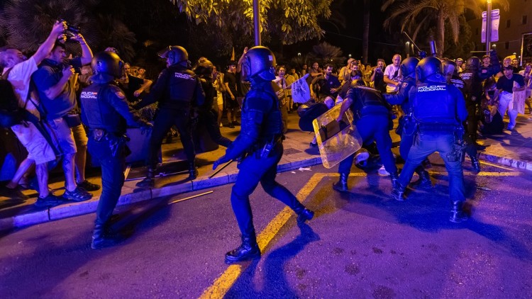 Càrrega policial contra manifestants el dia 26 de juliol a Palma ( Foto Europa Press)