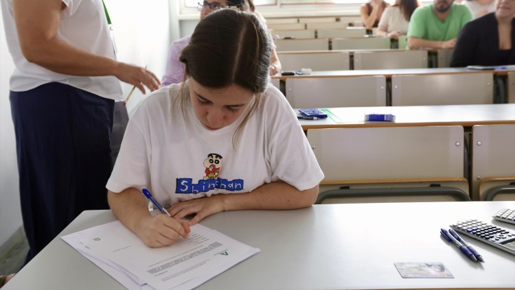 Una dona fent un examen | Europa Press