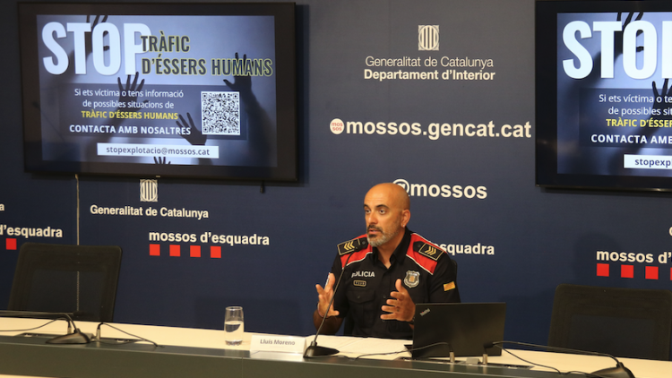El sotscomissari de la unitat de Tràfic d’Éssers Humans, Lluís Moreno, en roda de premsa. ACN