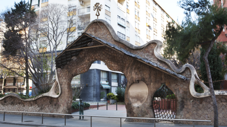 Portal i tanca de la Finca Miralles. Consell Gaudí