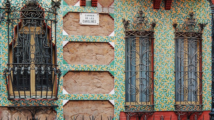 Un detall de la façana de Casa Vicens, al carrer de les Carolines de Barcelona.