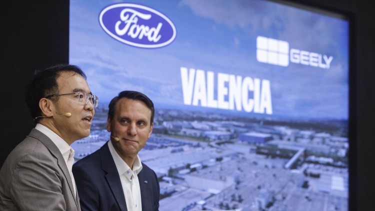 El vicepresident de Geely Holding, Victor Yang, i el president de Ford Europa, Jim Baumbick, el passat 23 de juliol a Almussafes. Europa Press