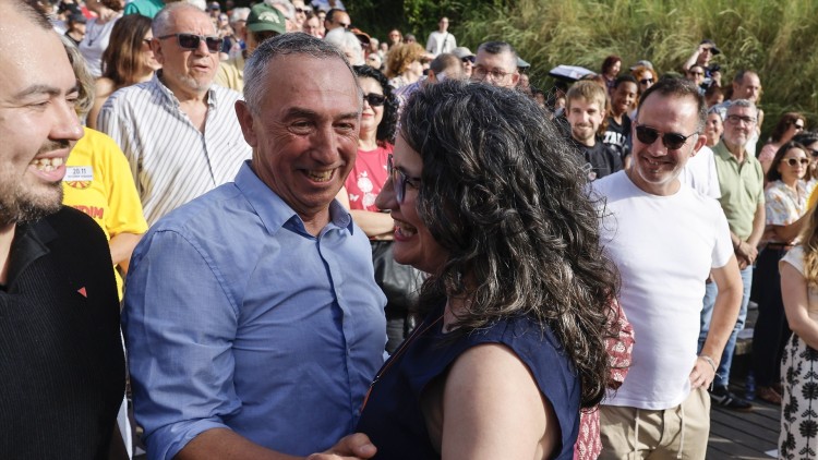 Joan Baldoví saluda Mónica Oltra poc abans de l’acte que el 19 de juny ella va protagonitzar amb Gabriel Rufián a València.. Europa Press