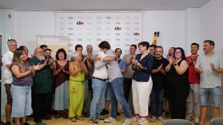 Estampa de l'abraçada que escenifica la integració de Puyalón de Cuchas en la Chunta Aragonesista| CHA