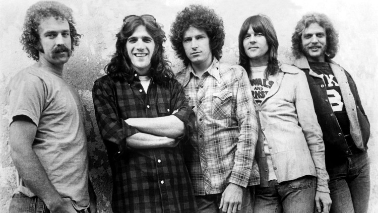 Els Eagles, el 1974. D'esquerra a dreta: Bernie Leadon, Glenn Frey, Don Henley, Randy Meisner i Don Felder. // Asylum Records