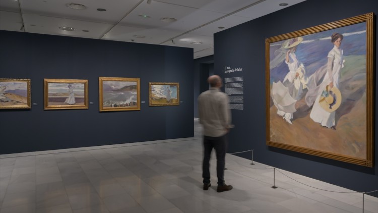 Un visitante mira un quadre de Sorolla en una exposició de la Fundació Bancaixa. Europa Press