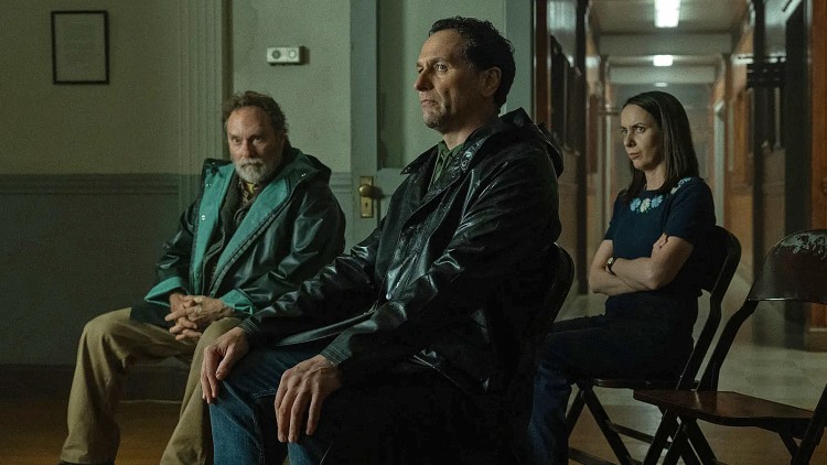 Stephen Root, Matthew Rhys i Kate O’Flyn, el trio triomfal de 'Widow's Bay'