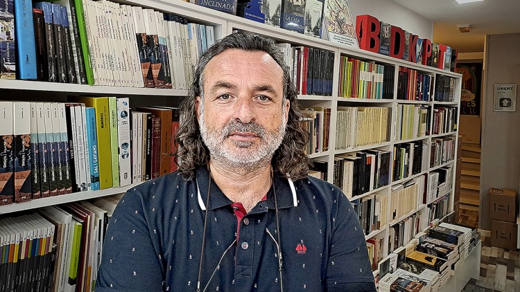 Volney, a l’interior de la seva llibreria, un negoci que està passant per una època força dolenta| Europa Press