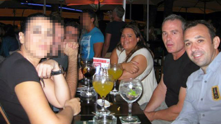 La jutgessa Carmen Martín amb Fernando García Crespo (a la dreta), ex-cap de la policia científica encarregat d’investigar el robatori al hòlding d’Abel Matutes. Martín assegurava que no el coneixia quan en van demanar la recusació. Al mig de la fotografia, l’ex-comissari de la policia espanyola d’Eivissa, José Luis Santafé.