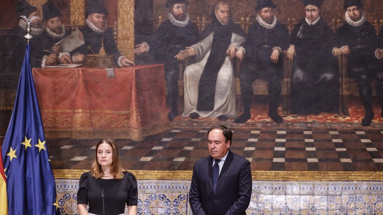 Juanfran Pérez Llorca, president de la Generalitat Valenciana, junt amb Maria Ángels Francés, que pren possessió de la presidència de l'AVL| Europa Press