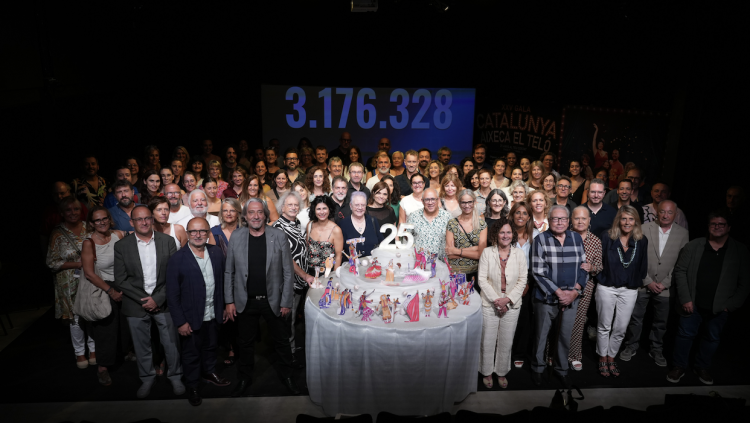 Foto de família de l'ADETCA amb el nombre d'espectadors dels teatres de Barcelona. ACN