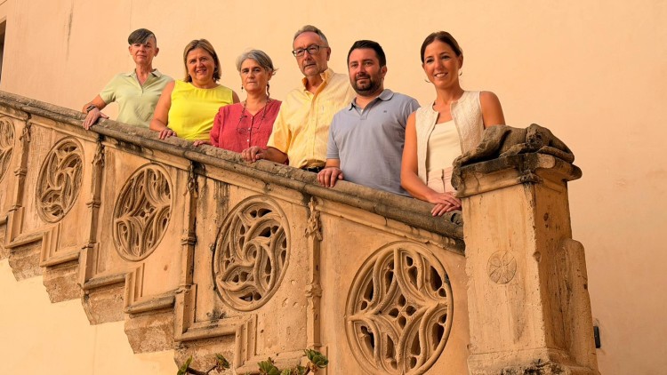 Presentació de l'equip arqueològic amb el coordinador Gabriel Ensenyat, el tercer per la dreta (Foto Govern Illes Balears)