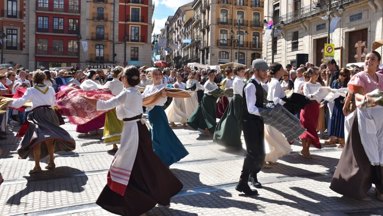 Alcoi es transforma amb la Fira Modernista, un esdeveniment amb propostes per a tot el públic| Ajuntament d'Alcoi