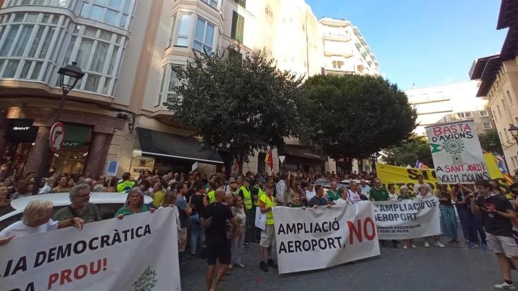 Arribada de la manifestació davant la Delegació del Govern a Palma (Foto Europa Press)