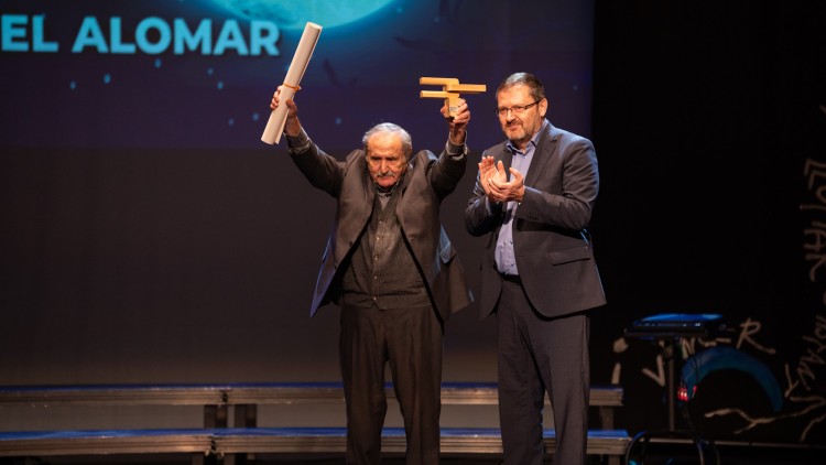 Fa dos anys l'editor d'El Temps, Eliseu Climent -a la foto amb el president de l'OCB, Antoni Llabrés- va ser un dels premiats (Foto Obra Cultural Balear)