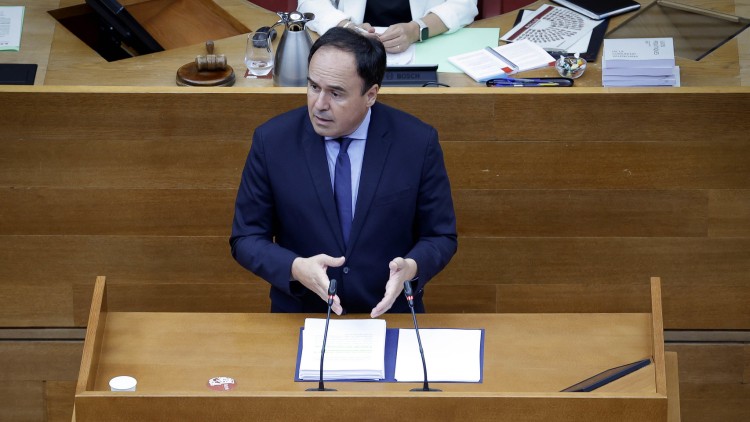 Pérez Llorca, en la intervenció a les Corts, aquest dilluns, durant el seu primer debat de política general.. Corts Valencianes / José Cuéllar