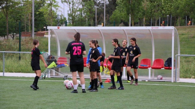 Entrenament d'un equip de futbol de base femení. Ariadna Reche / ACN