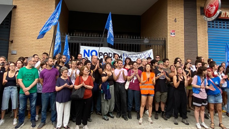 La força veïnal ha evitat el desnonament de Daniel González, un físic investigador de la Universitat de València.. Violeta Peraita