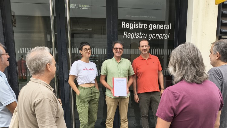 Estampa del col·lectiu en defensa del valencià a la UPV durant la presentació de les signatures| Cedida a EL TEMPS