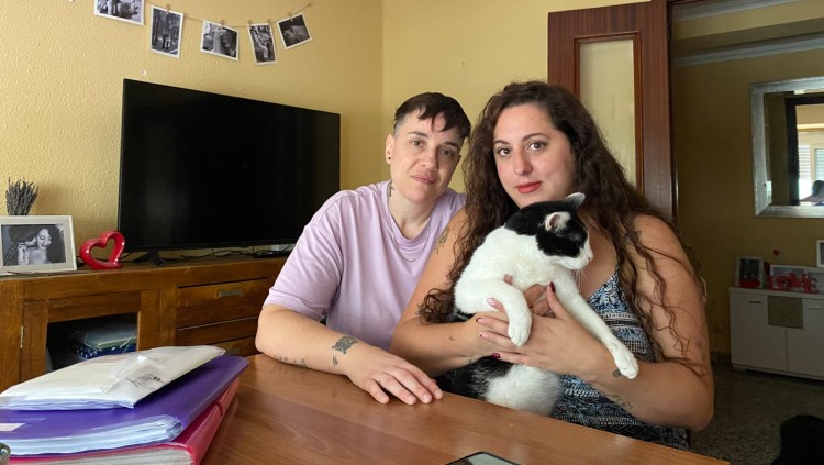 D'esquerra a dreta, Natàlia i Giulia amb els seus gats| Violeta Peraita