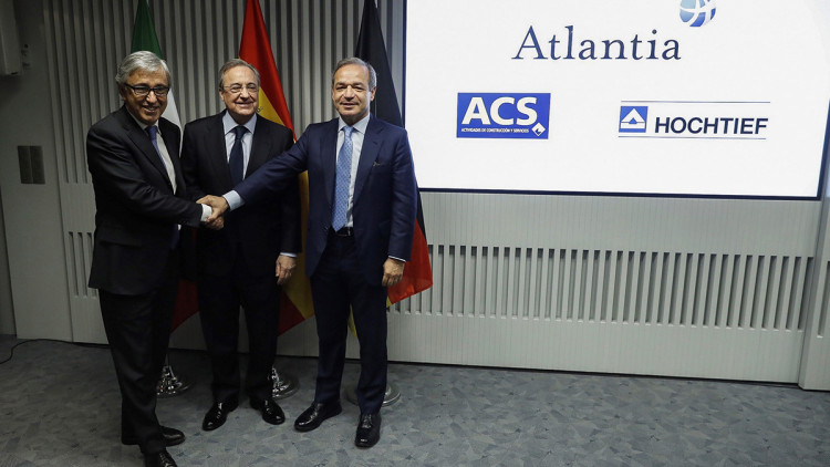 Els senyors de l’autopista. Els presidents d’ACS i Hochtief, Florentino Pérez (centre) i Marcelino Fernández Verdes (dreta), i el conseller delegat d’Atlantia, Giovanni Castelluci (esquerra), després de la signatura de l’acord.. Efe