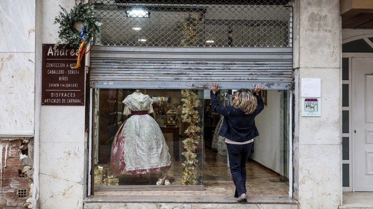 La propietària dʼuna botiga de roba fallera dʼAldaia obre el seu comerç després de la tragèdia de la dana.. Europa Press