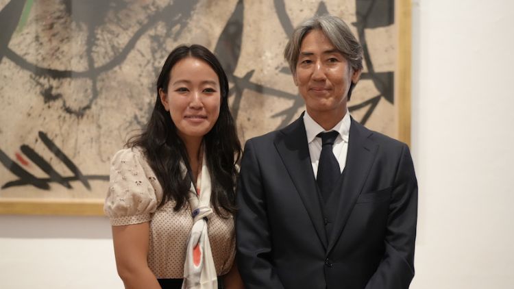 Akiko (esquerra) i Toshiya Katsuta a la Fundació Miró. ELI DON / ACN