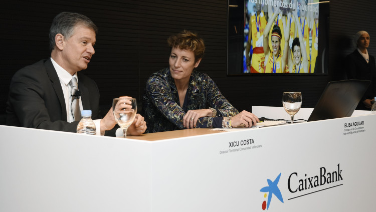 Xicu Costa, director territorial de Caixabank al País Valencià, i Elisa Aguilar, exjugadora de la Selecció Espanyola de Bàsquet.
