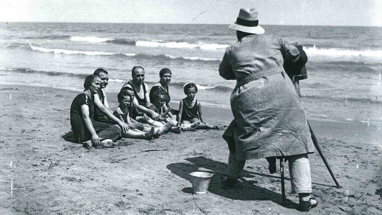 Una familia es fotografia a vora mar en una imatge captada l'any 1910 per Martín Vidal Romero.. Martín Vidal Romero