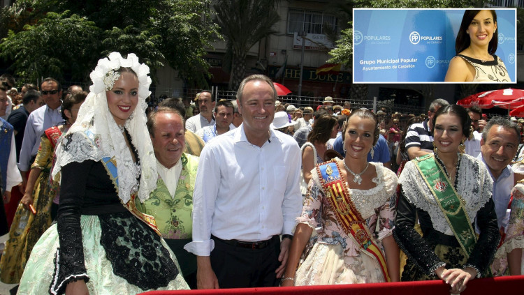 Alberto Fabra, fotografiat en 2012 en companyia de la bellea del foc, la fallera major i la reina de la Magdalena, María España, que s'incorporaria com a regidora popular a la capital de la Plana.. EFE