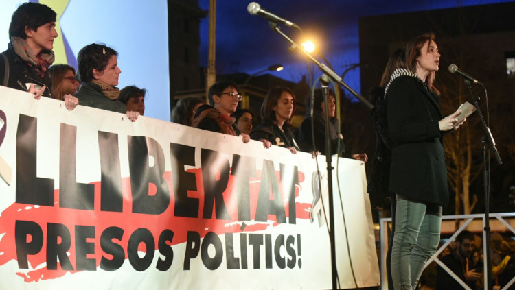 Escenari que presidia la concentració a la plaça de la Universitat. Òmnium Cultural