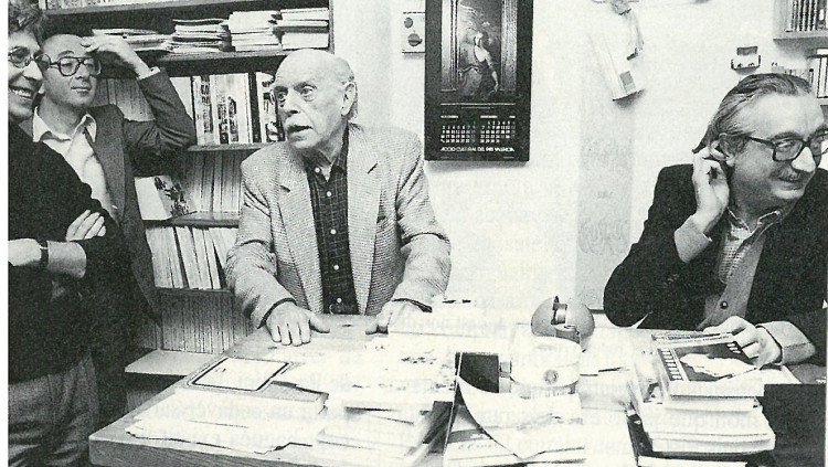 Josep Renau i Joan Fuster conversen amb Raimon i Joan Francesc Mira a la seu de l’editorial.