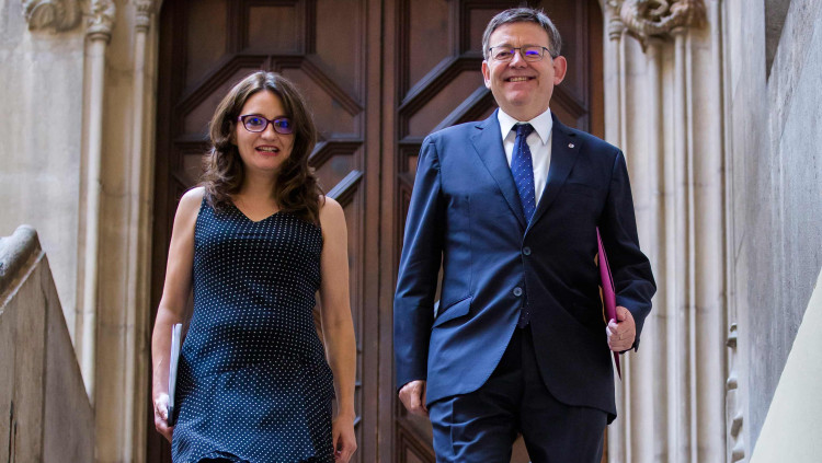 Mónica Oltra i Ximo Puig, a les escales del Palau de la Generalitat Valenciana.. Miguel Lorenzo