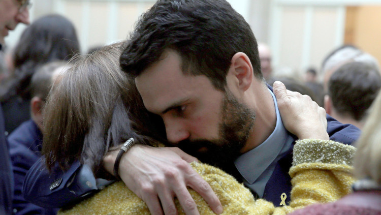 Roger Torrent s'abraça amb l'esposa de Jordi Turull, Blanca Bragulat. Efe