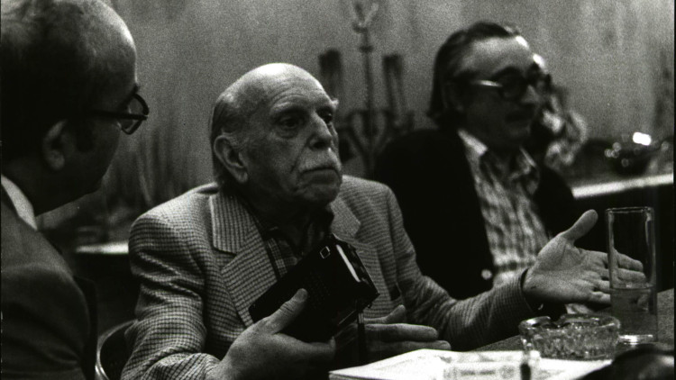 Josep Renau, junt a Joan Fuster, en l'homenatge que li feren al primer.