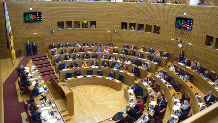 Panoràmica de les Corts valencianes durant un ple.
