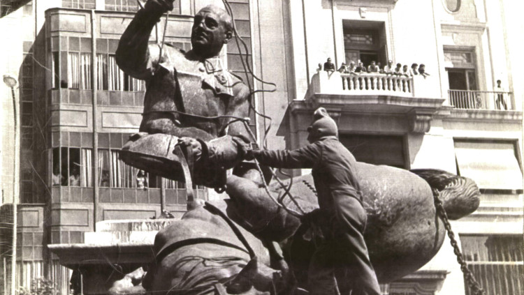 Estàtua de Franco a la plaça del País Valencià