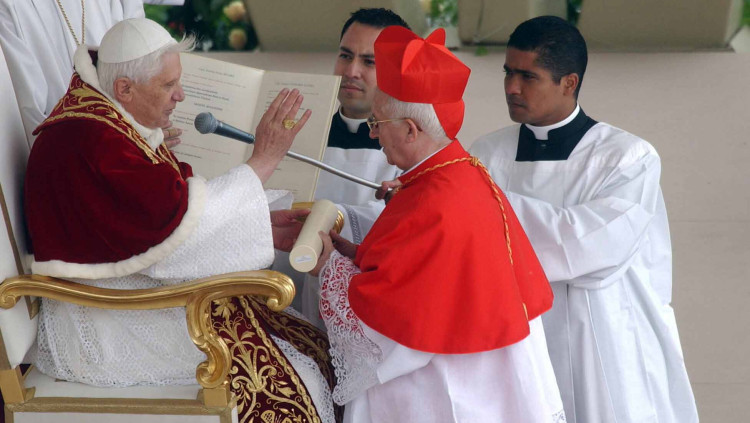 El papa Benet XVI i l'arquebisbe Antonio Cañizares durant la visita del sant pare a València l'any 2006| EFE