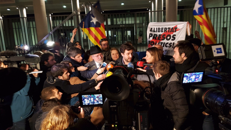 Antoni Comín, Meritxell Serret i Lluís Puig a l'eixida del jutjat. catalan_gov (Twitter)